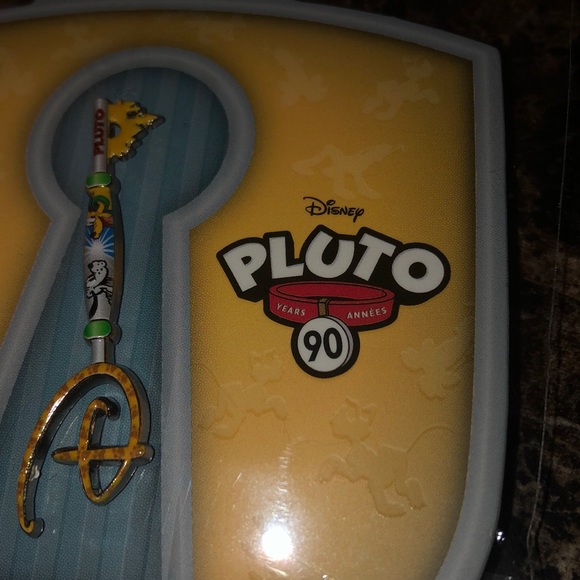 Disney Special Edition Pluto 90 key pin NWT - Picture 3 of 4